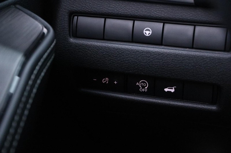 Nissan Rogue Vehicle Full-screen Gallery Image 19