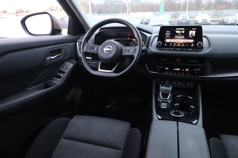 Nissan Rogue Vehicle Full-screen Gallery Image 21