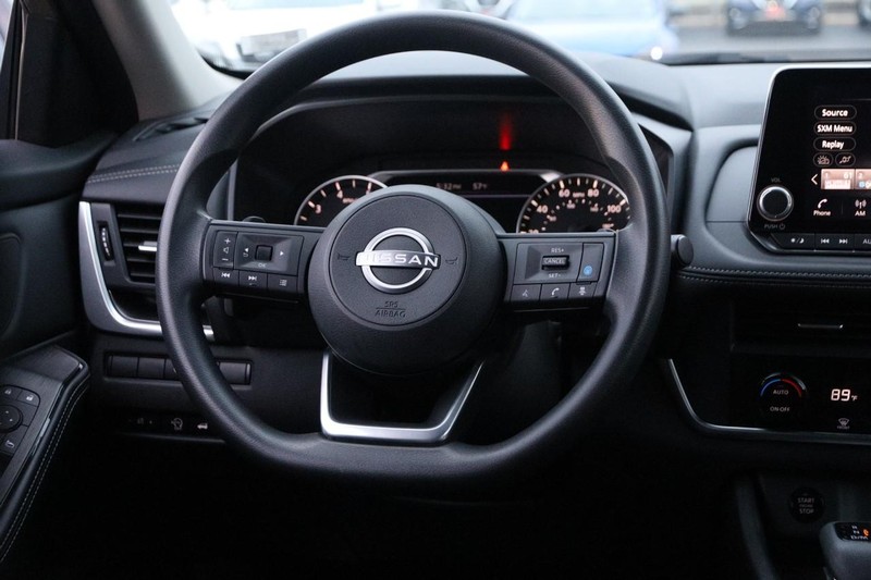 Nissan Rogue Vehicle Full-screen Gallery Image 22