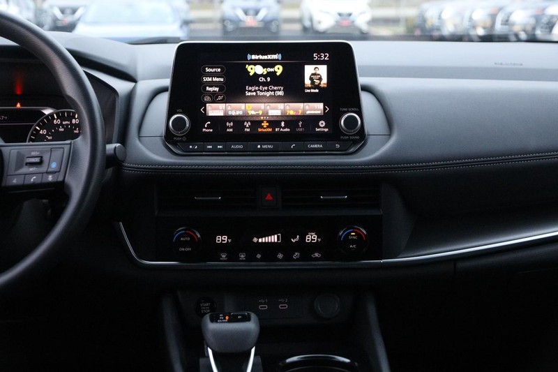 Nissan Rogue Vehicle Full-screen Gallery Image 23