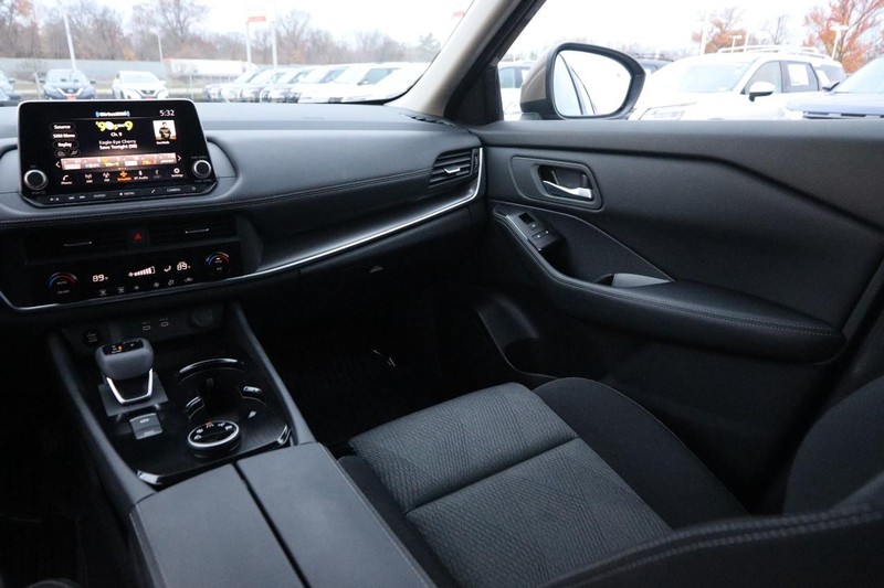 Nissan Rogue Vehicle Full-screen Gallery Image 24