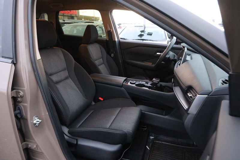 Nissan Rogue Vehicle Full-screen Gallery Image 25