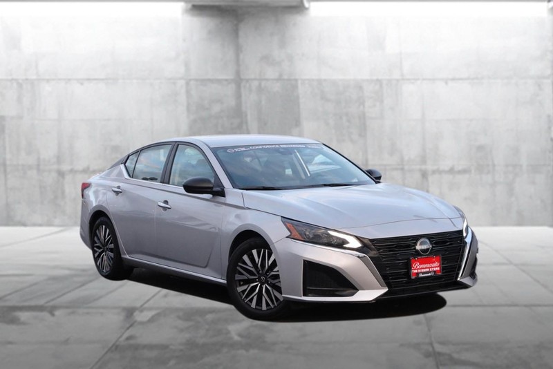 Nissan Altima Vehicle Full-screen Gallery Image 2