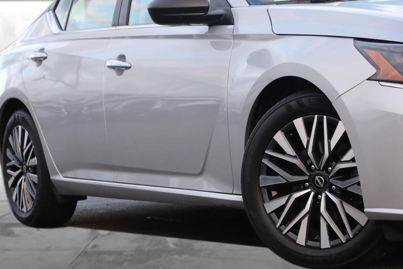 Nissan Altima Vehicle Full-screen Gallery Image 3