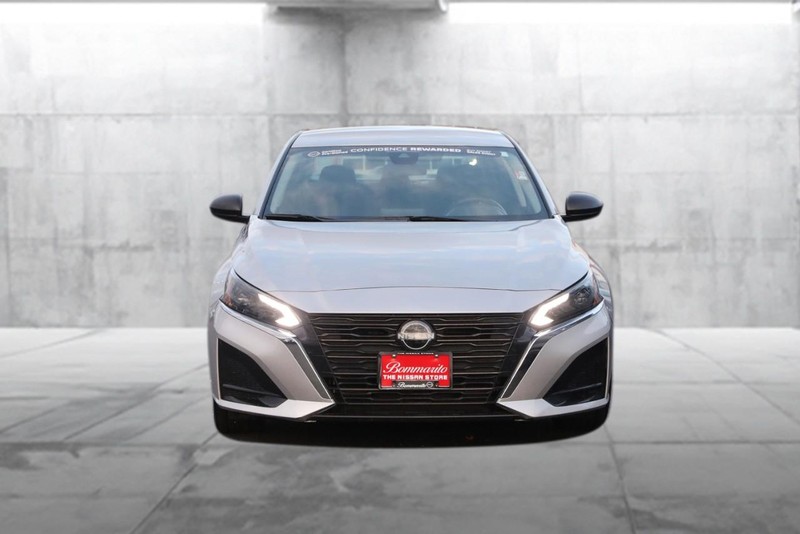 Nissan Altima Vehicle Full-screen Gallery Image 4