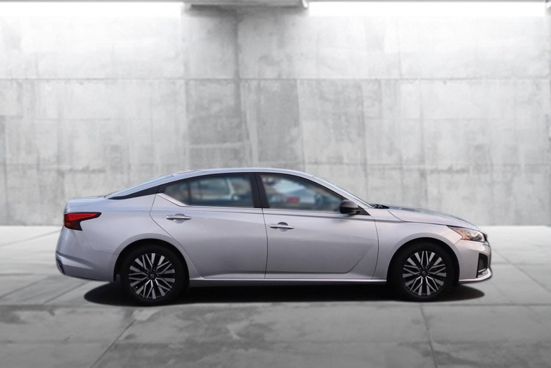 Nissan Altima Vehicle Full-screen Gallery Image 5
