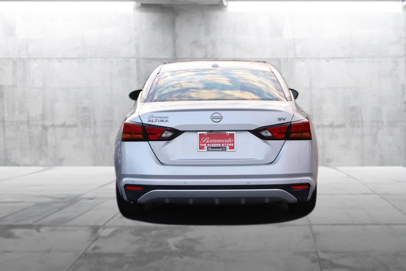 Nissan Altima Vehicle Full-screen Gallery Image 6