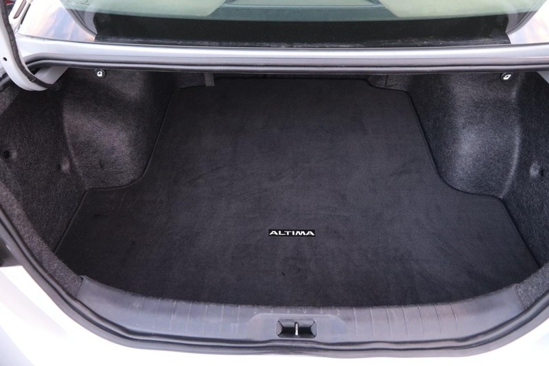 Nissan Altima Vehicle Full-screen Gallery Image 7