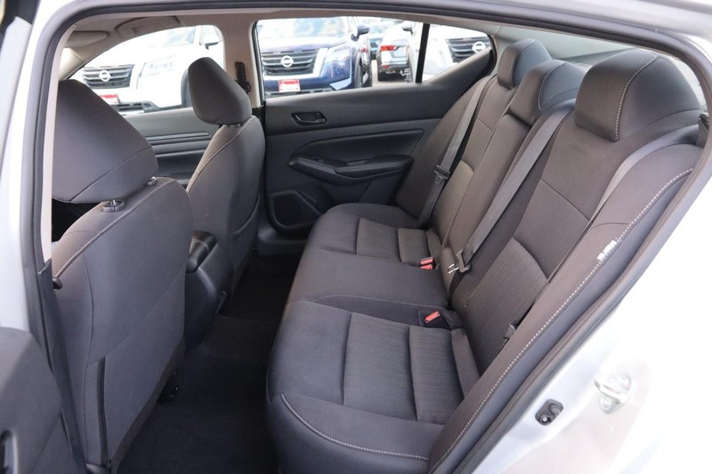 Nissan Altima Vehicle Full-screen Gallery Image 8