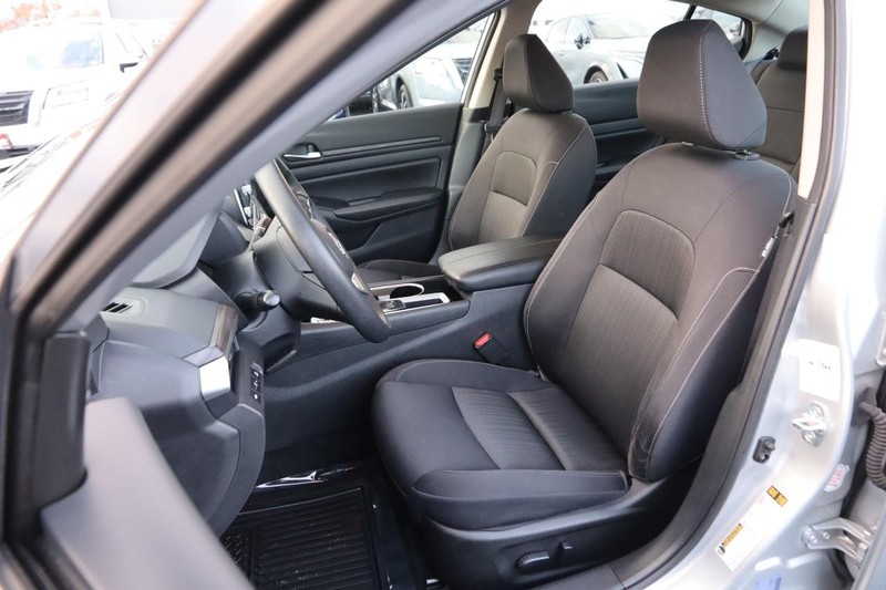 Nissan Altima Vehicle Full-screen Gallery Image 9