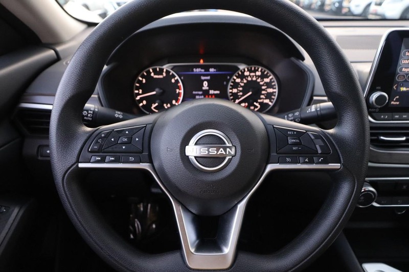 Nissan Altima Vehicle Full-screen Gallery Image 10