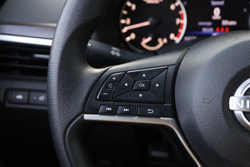 Nissan Altima Vehicle Full-screen Gallery Image 11