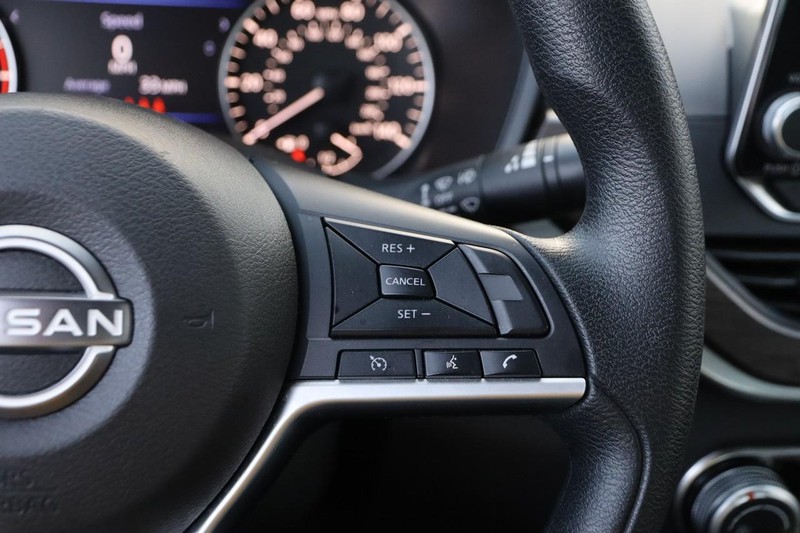 Nissan Altima Vehicle Full-screen Gallery Image 12