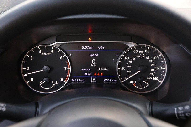 Nissan Altima Vehicle Full-screen Gallery Image 13