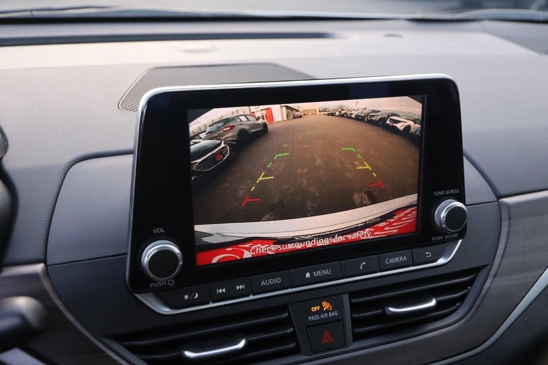 Nissan Altima Vehicle Full-screen Gallery Image 16