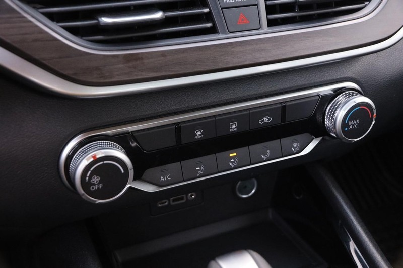 Nissan Altima Vehicle Full-screen Gallery Image 17