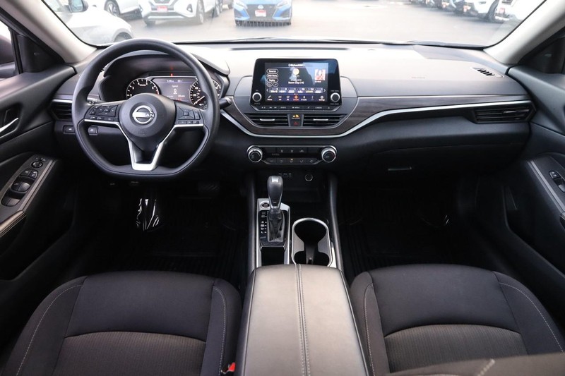 Nissan Altima Vehicle Full-screen Gallery Image 19
