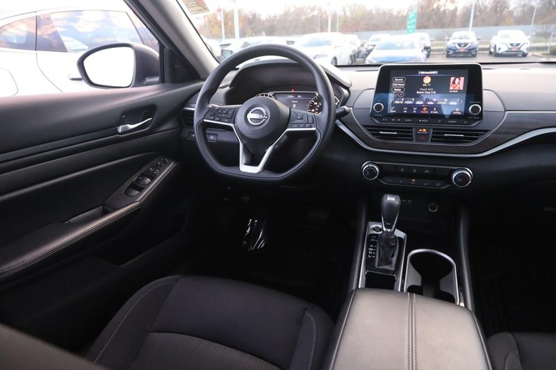 Nissan Altima Vehicle Full-screen Gallery Image 20