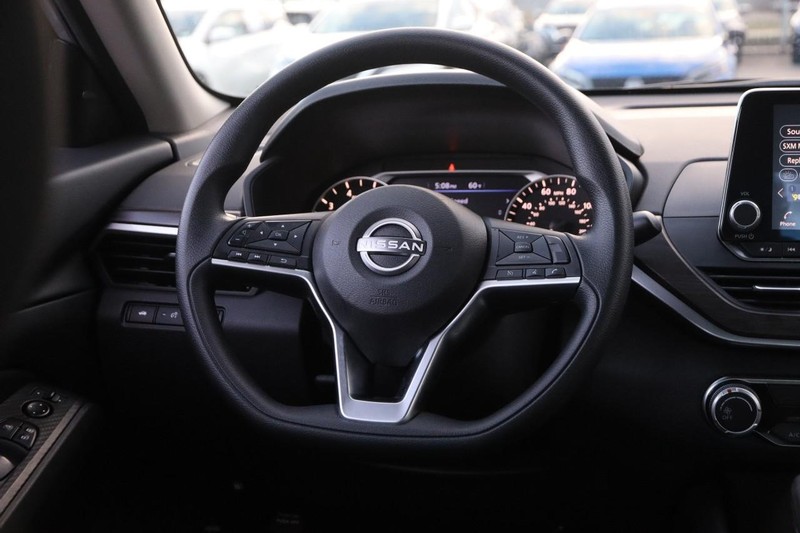 Nissan Altima Vehicle Full-screen Gallery Image 21