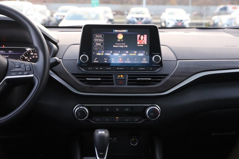 Nissan Altima Vehicle Full-screen Gallery Image 22