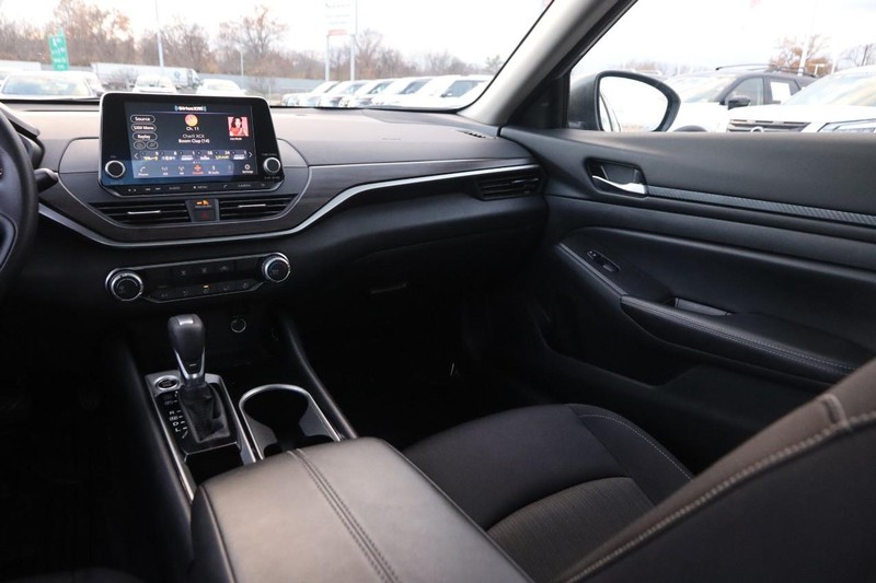 Nissan Altima Vehicle Full-screen Gallery Image 23