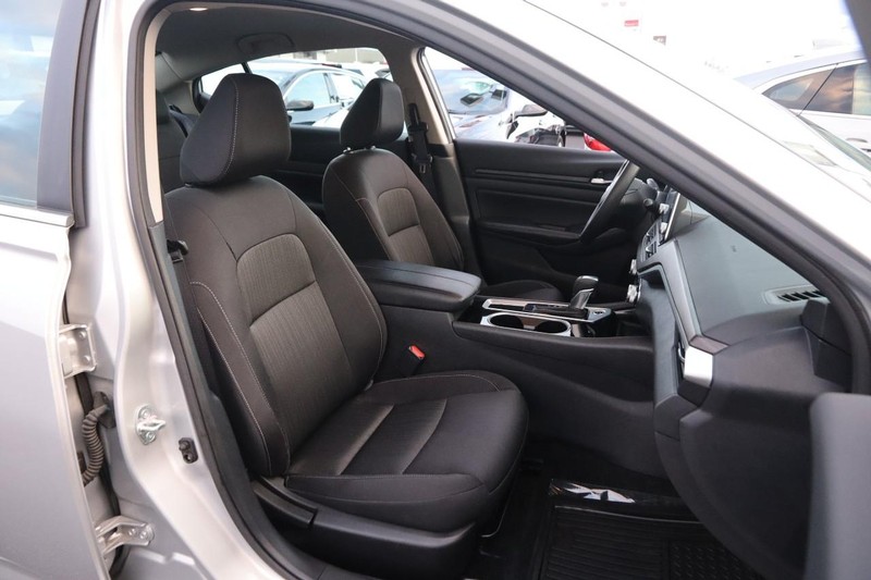 Nissan Altima Vehicle Full-screen Gallery Image 24