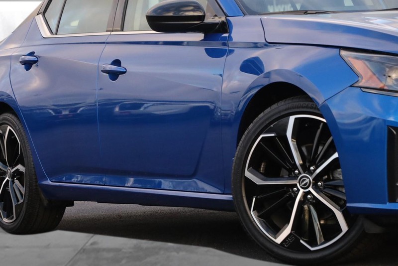 Nissan Altima Vehicle Full-screen Gallery Image 3