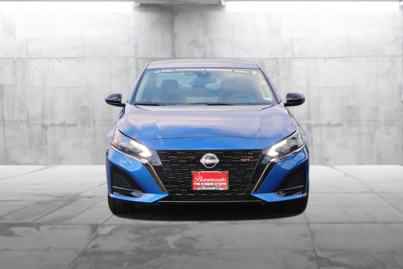 Nissan Altima Vehicle Full-screen Gallery Image 4