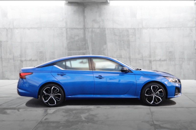 Nissan Altima Vehicle Full-screen Gallery Image 5