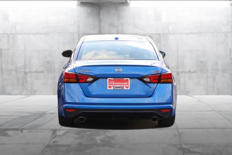 Nissan Altima Vehicle Full-screen Gallery Image 6