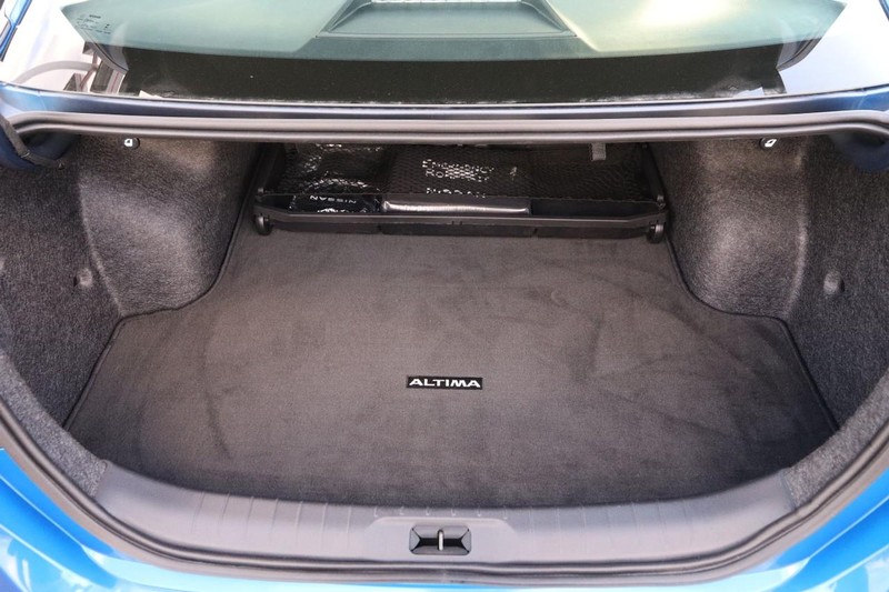 Nissan Altima Vehicle Full-screen Gallery Image 7