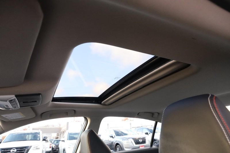 Nissan Altima Vehicle Full-screen Gallery Image 8