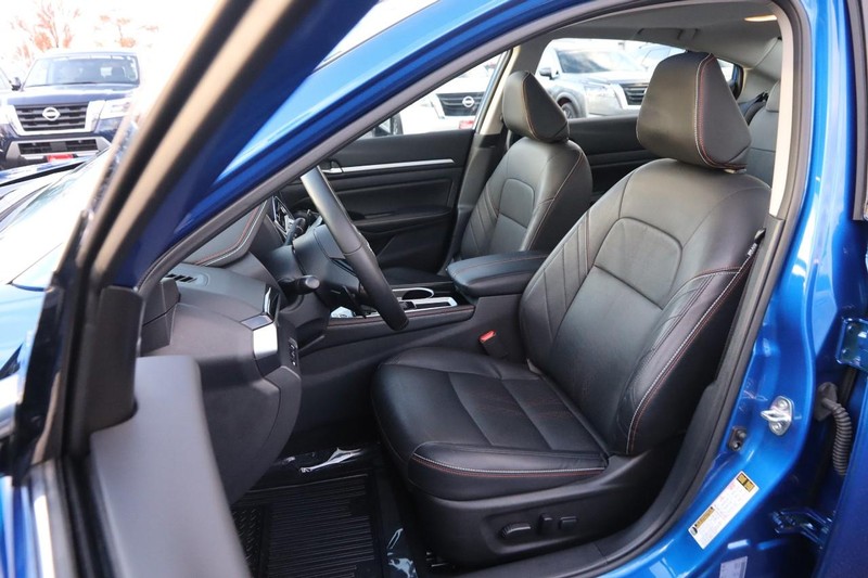 Nissan Altima Vehicle Full-screen Gallery Image 9