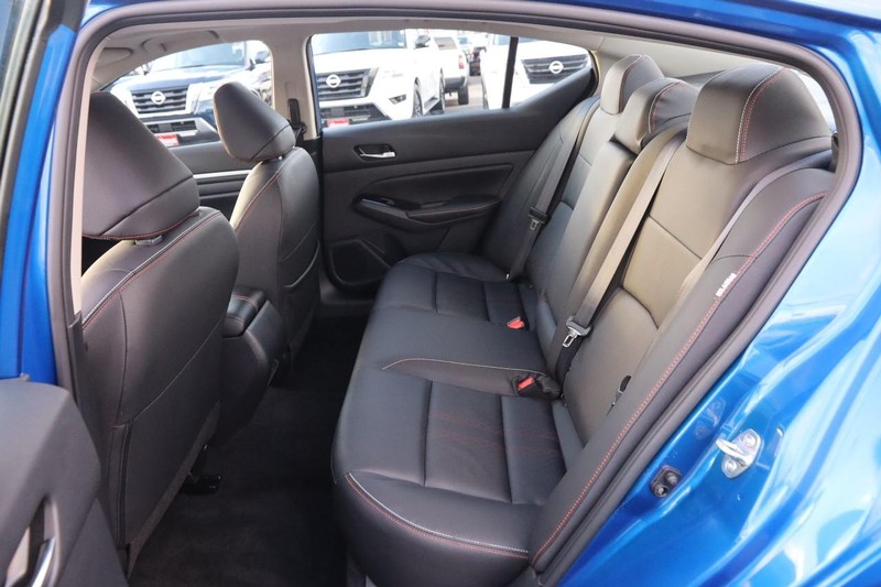 Nissan Altima Vehicle Full-screen Gallery Image 10