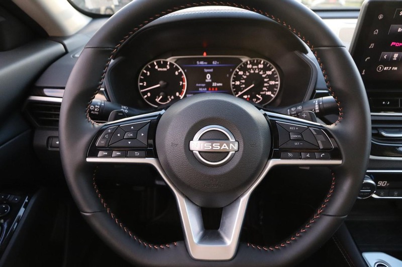 Nissan Altima Vehicle Full-screen Gallery Image 11