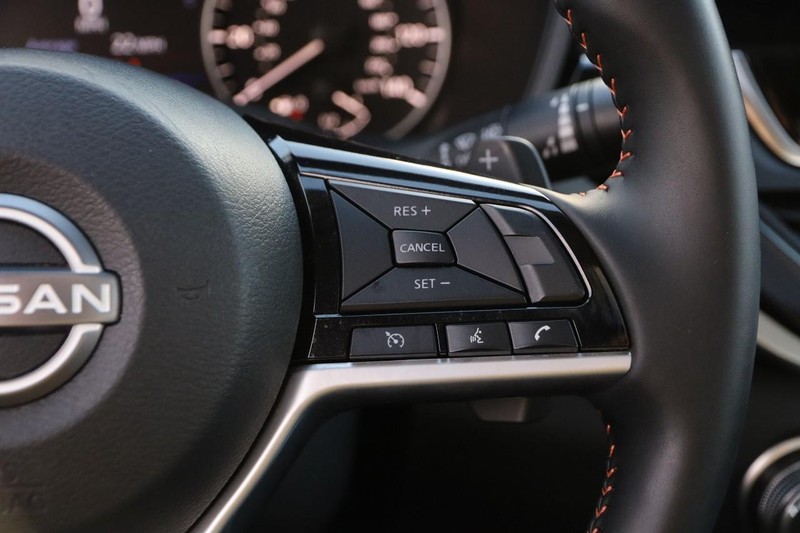 Nissan Altima Vehicle Full-screen Gallery Image 13