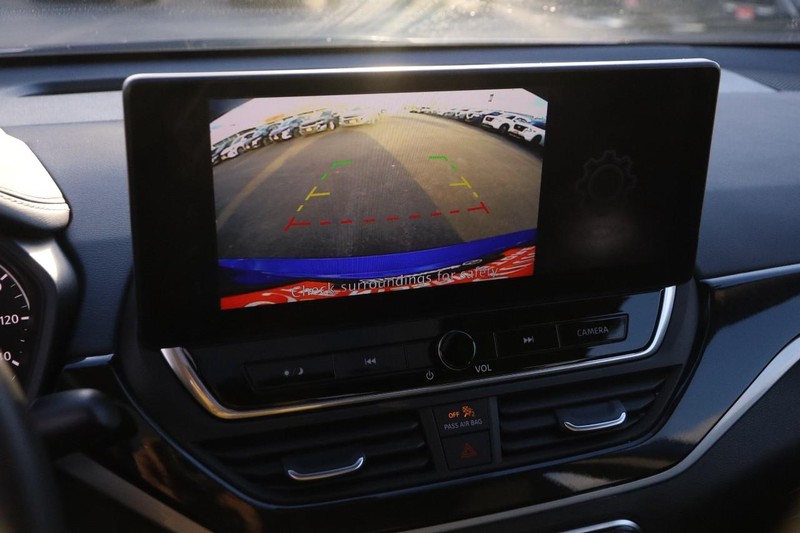 Nissan Altima Vehicle Full-screen Gallery Image 17