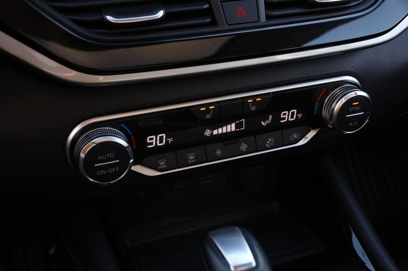 Nissan Altima Vehicle Full-screen Gallery Image 18