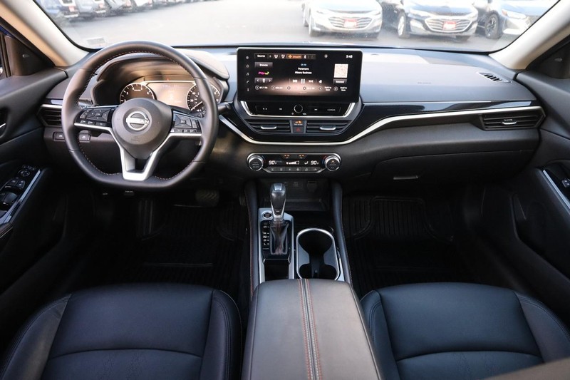 Nissan Altima Vehicle Full-screen Gallery Image 19