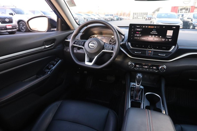 Nissan Altima Vehicle Full-screen Gallery Image 20