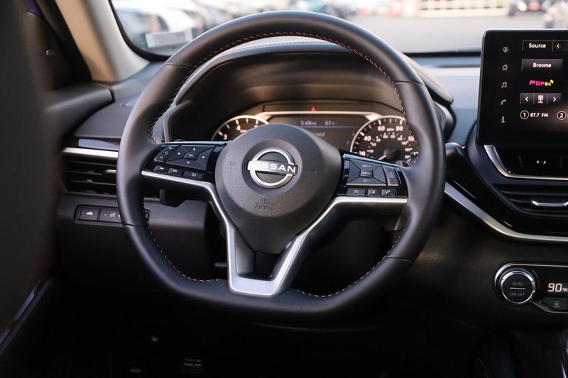 Nissan Altima Vehicle Full-screen Gallery Image 21