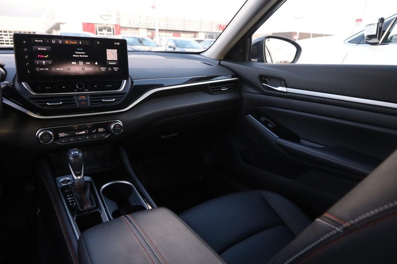 Nissan Altima Vehicle Full-screen Gallery Image 23