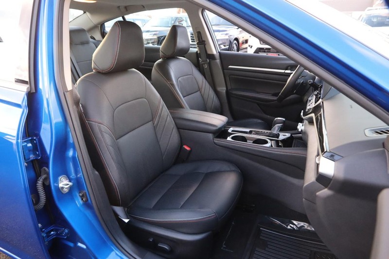 Nissan Altima Vehicle Full-screen Gallery Image 24