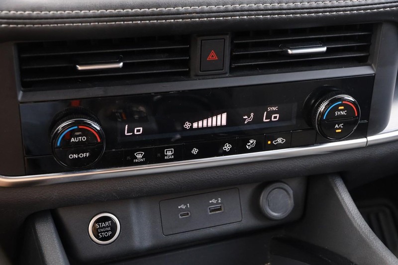 Nissan Rogue Vehicle Image 17