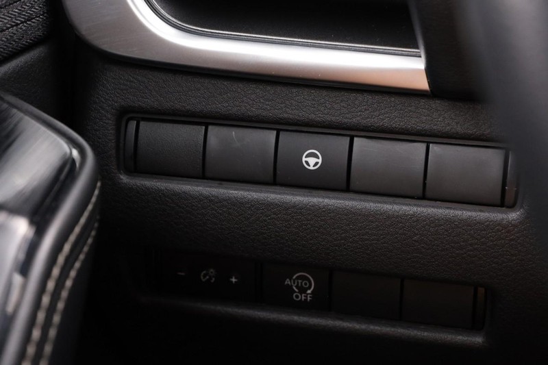 Nissan Rogue Vehicle Image 19