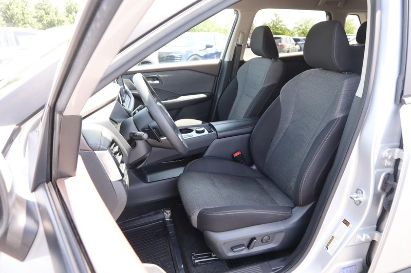 Nissan Rogue Vehicle Image 08