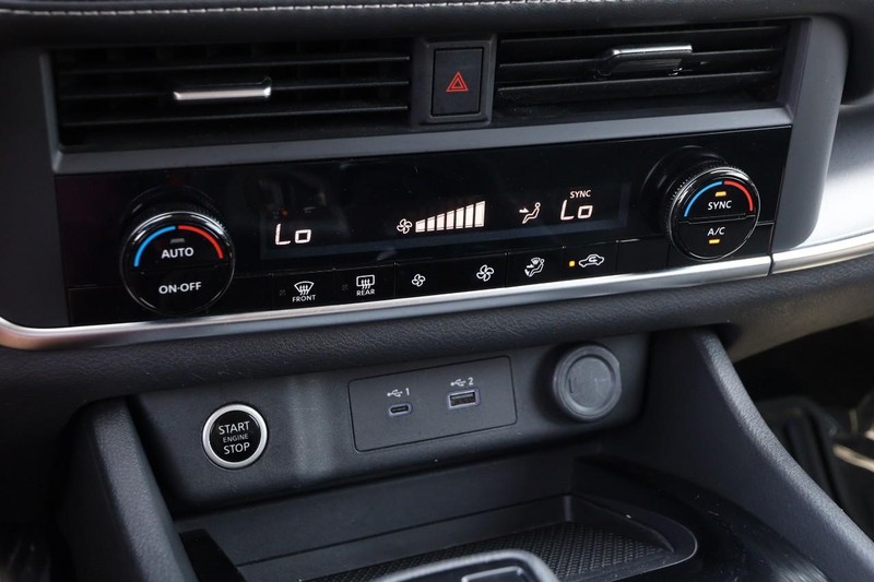 Nissan Rogue Vehicle Image 17