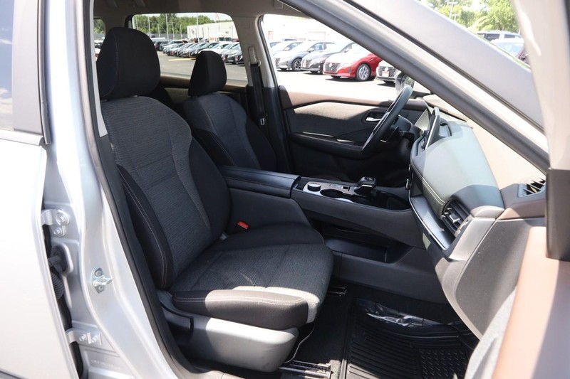 Nissan Rogue Vehicle Image 24