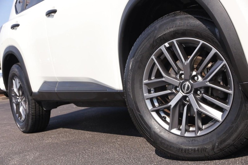 Nissan Rogue Vehicle Image 03