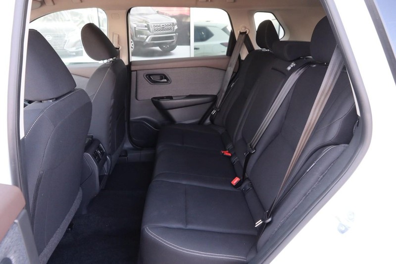 Nissan Rogue Vehicle Image 09